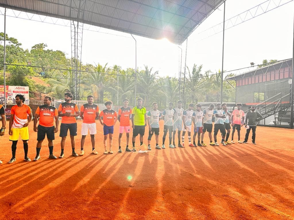 സഹായം കൈമാറുന്ന നിമിഷം